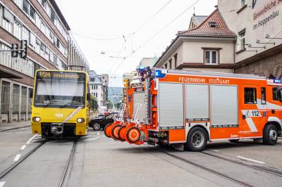 Stuttgart Audi beim wenden von Stadtbahn erfasst